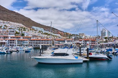 İspanya, Kanarya Adaları, Tenerife, Los Gigantes Limanı 6 Haziran 2025: Los Gigantes marinasında demirlemiş bir tur botu