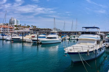 İspanya, Kanarya Adaları, Tenerife, Los Gigantes Limanı 6 Haziran 2025: Los Gigantes marinasında demirlemiş bir tur botu