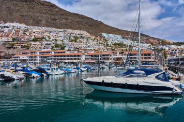 İspanya, Kanarya Adaları, Tenerife, Los Gigantes Limanı 6 Haziran 2025: Los Gigantes marinasında demirlemiş bir tur botu