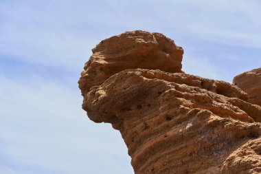 Tenerife 'deki Playa de Montana Amarilla' da okyanusun üzerindeki volkanik kayalıklar.