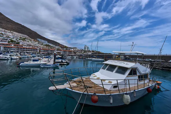İspanya, Kanarya Adaları, Tenerife, Los Gigantes Limanı 6 Haziran 2025: Los Gigantes marinasında demirlemiş bir tur botu