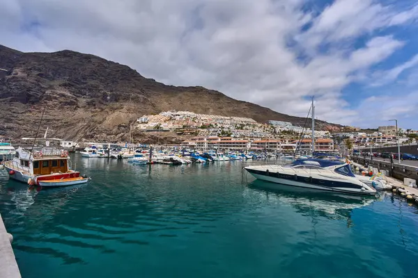 İspanya, Kanarya Adaları, Tenerife, Los Gigantes Limanı 6 Haziran 2025: Los Gigantes marinasında demirlemiş bir tur botu