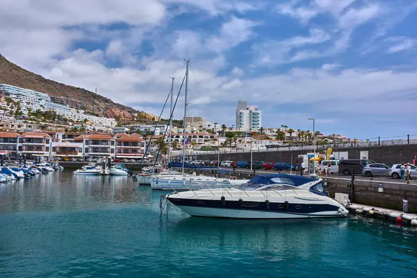 İspanya, Kanarya Adaları, Tenerife, Los Gigantes Limanı 6 Haziran 2025: Los Gigantes marinasında demirlemiş bir tur botu