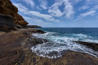 Playa de Montana Amarilla, Tenerife 'deki volkanik kayalıklar ve kıyılar 
