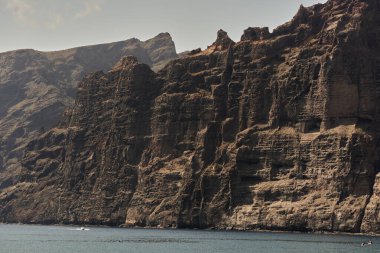 Los Gigantes 'in yükselen volkanik kayalıkları Tenerife kıyısındaki Atlantik Okyanusu üzerinde dik bir şekilde yükseliyor.