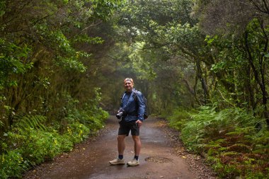 Seyahat fotoğrafçısı Anaga, Tenerife 'deki nemli Laurisilva ormanlarında yağmur ve sis altında yürüyüş yapıyor.