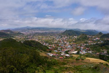 Tenerife 'deki Mirador Jardina' nın hava manzarası San Cristobal de La Laguna vadisini ve bulutlarla kaplı gökyüzünün altındaki köyleri gösteriyor. 