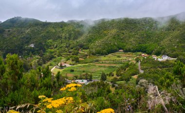 Anaga, Tenerife 'deki Mirador Jardina' dan köyün havadan çekilmiş görüntüleri.