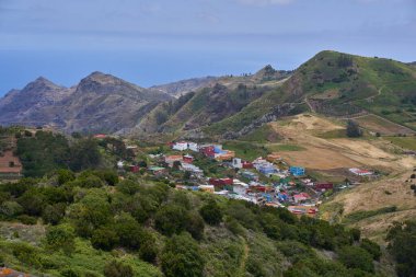 Anaga, Tenerife 'deki Mirador Jardina' dan köyün havadan çekilmiş görüntüleri.