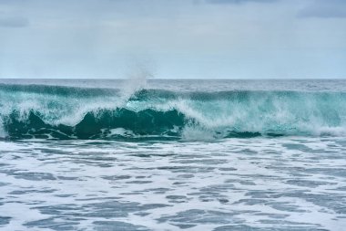 Tenerife kıyısı yakınlarındaki Atlantik Okyanusu 'nda büyük bir turkuaz dalgası oluşuyor ve kırılıyor. 