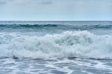 Tenerife kıyısı yakınlarındaki Atlantik Okyanusu 'nda büyük bir turkuaz dalgası oluşuyor ve kırılıyor. 