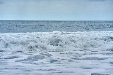 Tenerife kıyısı yakınlarındaki Atlantik Okyanusu 'nda büyük bir turkuaz dalgası oluşuyor ve kırılıyor. 