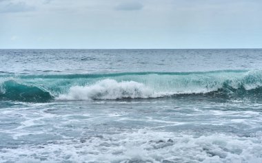 Tenerife kıyısı yakınlarındaki Atlantik Okyanusu 'nda büyük bir turkuaz dalgası oluşuyor ve kırılıyor. 