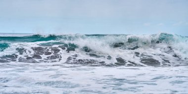 Tenerife kıyısı yakınlarındaki Atlantik Okyanusu 'nda büyük bir turkuaz dalgası oluşuyor ve kırılıyor. 