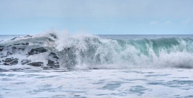Tenerife kıyısı yakınlarındaki Atlantik Okyanusu 'nda büyük bir turkuaz dalgası oluşuyor ve kırılıyor. 