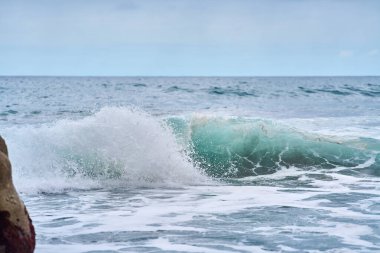 Tenerife kıyısı yakınlarındaki Atlantik Okyanusu 'nda büyük bir turkuaz dalgası oluşuyor ve kırılıyor. 