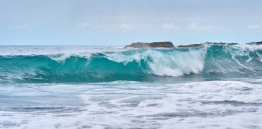Tenerife kıyısı yakınlarındaki Atlantik Okyanusu 'nda büyük bir turkuaz dalgası oluşuyor ve kırılıyor. 