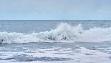 Tenerife kıyısı yakınlarındaki Atlantik Okyanusu 'nda büyük bir turkuaz dalgası oluşuyor ve kırılıyor. 