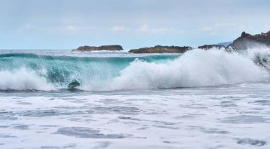 Tenerife kıyısı yakınlarındaki Atlantik Okyanusu 'nda büyük bir turkuaz dalgası oluşuyor ve kırılıyor. 