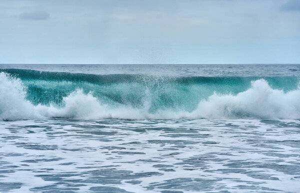 Большие бирюзовые волны образуются и разрушаются в Атлантическом океане у берегов Тенерифе 