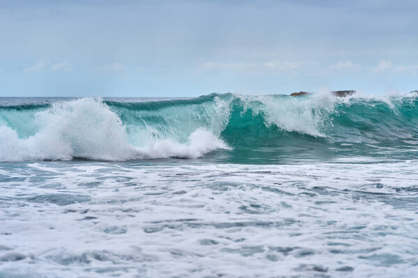 Большие бирюзовые волны образуются и разрушаются в Атлантическом океане у берегов Тенерифе 