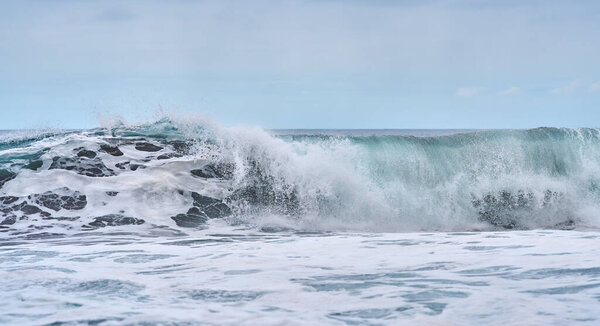 Большие бирюзовые волны образуются и разрушаются в Атлантическом океане у берегов Тенерифе 