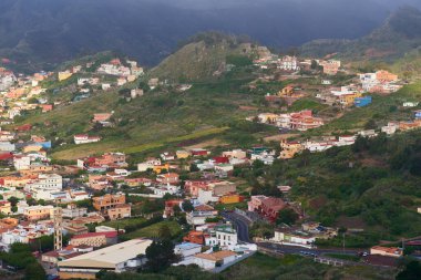 Tenerife 'nin San Cristobal de La Laguna kasabası, gün doğumunda. Anaga 'dan hava görüntüsü