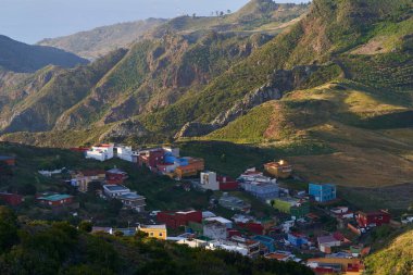 Tenerife 'nin San Cristobal de La Laguna kasabası, gün doğumunda. Anaga 'dan hava görüntüsü