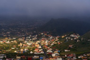 Tenerife 'nin San Cristobal de La Laguna kasabası, gün doğumunda. Anaga 'dan hava görüntüsü