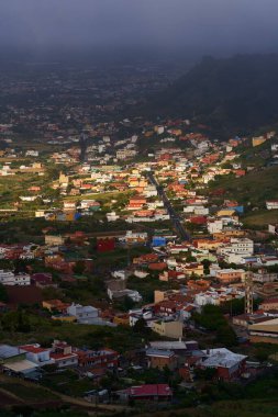 Tenerife 'nin San Cristobal de La Laguna kasabası, gün doğumunda. Anaga 'dan hava görüntüsü