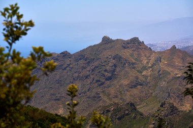 Tenerife 'nin Anaga dağlarındaki sivri tepeler ve tepeler vadinin yukarısındaki yüksek bir patikadan görülüyor.