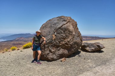 Huevos del Teide lav bombasına yaslanan yürüyüşçü kadın