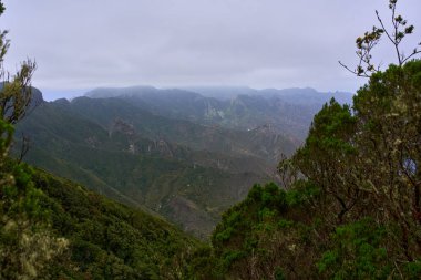 Anaga dağlarının yeşil tepeleri ve vadileri üzerinde dramatik sabah manzarası bulutlu gökyüzünün altında