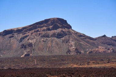 Roque de la Grieta, Teide Ulusal Parkı 'ndaki lav ovalarından yükseldi.