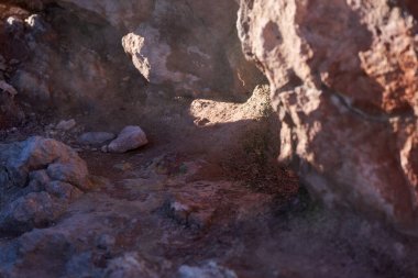 Buharlı jeotermal bacalar, Pico del Teide kraterine mineral yatakları ve dağınık kayalarla gaz salıyor.