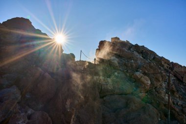 Buharlı jeotermal bacalar, Pico del Teide kraterine mineral yatakları ve dağınık kayalarla gaz salıyor.
