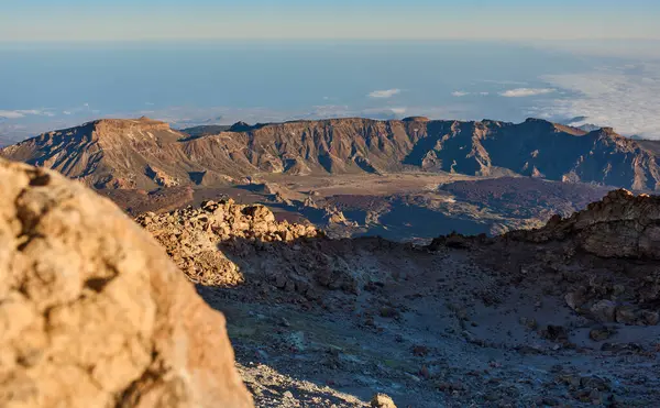 Pico del Teide kraterinin kenarının akşam manzarası ve aşağıdaki uçsuz bucaksız Las Canadas Caldera