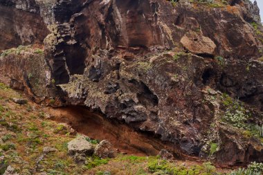 Anaga 'da belirgin katmanlaşma ve engebeli dokularla ağır aşınmış volkanik kayalık yüzeyi