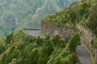 Anaga 'da sarp bir uçurum boyunca keskin virajlarla dönen dar dağ yolu.