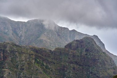 Anaga, Tenerife 'de dik yamaçları ve sisli bulutları olan engebeli dağ sırtı.