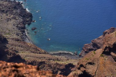 Teno bölgesindeki berrak mavi Atlantik suyuyla volkanik kıyı şeridinin yukarısındaki yüksek görüş açısı