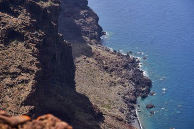 Teno bölgesindeki berrak mavi Atlantik suyuyla volkanik kıyı şeridinin yukarısındaki yüksek görüş açısı