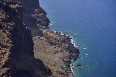Teno bölgesindeki berrak mavi Atlantik suyuyla volkanik kıyı şeridinin yukarısındaki yüksek görüş açısı