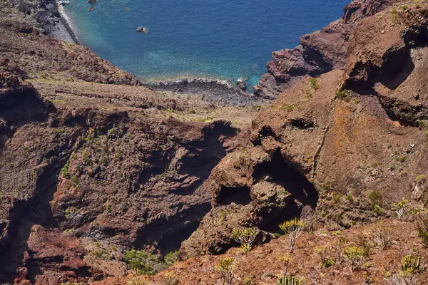 Teno bölgesindeki berrak mavi Atlantik suyuyla volkanik kıyı şeridinin yukarısındaki yüksek görüş açısı