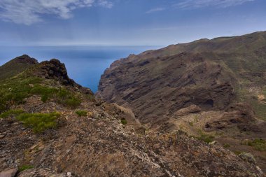 Tenerife 'de dik yamaçlar ve seyrek bitki örtüsüyle Atlantik Okyanusu' na doğru inen dramatik kayalık kayalıklar