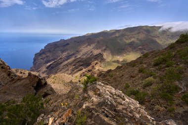 Tenerife 'de dik yamaçlar ve seyrek bitki örtüsüyle Atlantik Okyanusu' na doğru inen dramatik kayalık kayalıklar