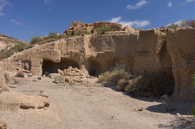 Engebeli volkanik tuff vadileri Los Derriscaderos 'ta dramatik bir volkanik manzara oluşturur.