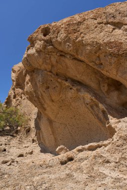 Los Derriscaderos 'ta engebeli ve dar patikalı aşınmış volkanik kayalıklar.