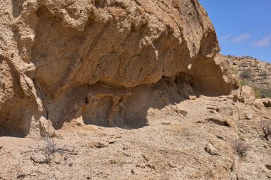 Los Derriscaderos 'ta engebeli ve dar patikalı aşınmış volkanik kayalıklar.