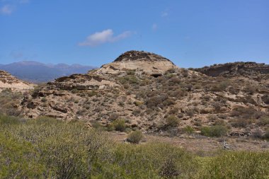 Engebeli volkanik tuff vadileri Los Derriscaderos 'ta dramatik bir volkanik manzara oluşturur.